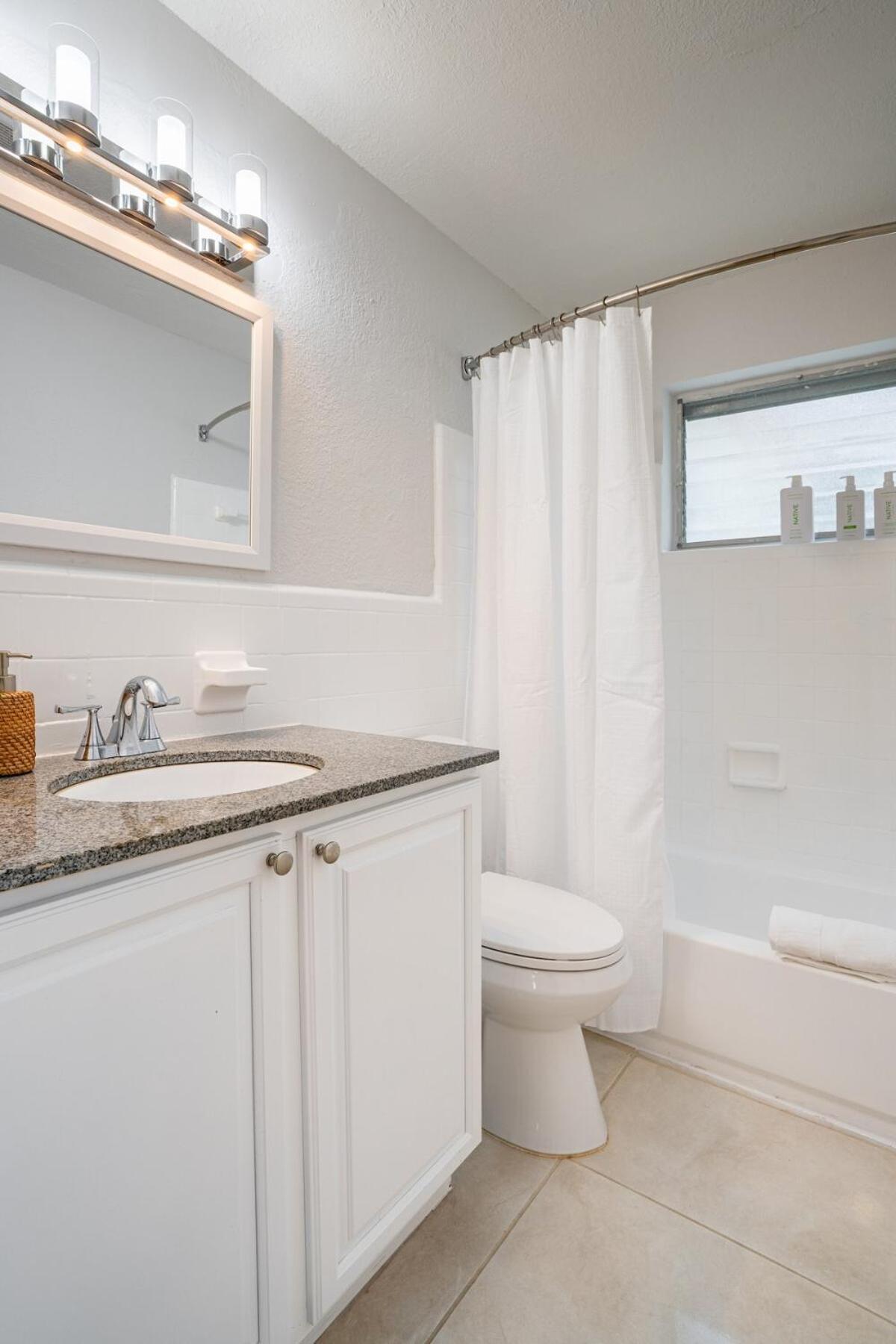 Apartment 3bd Wpool And Covered Patio 10 Min To Fll Fort Lauderdale
